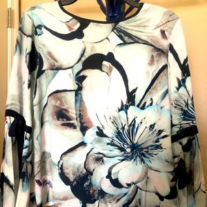 Karen Kane print w/ bell sleeve top